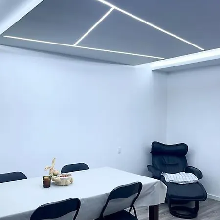 Luna S House מלון